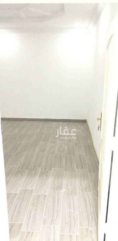 1633839 يوجد شقه خلف ماك ووبجوار أسواق المزرعة ومقابل سنتر بوينت ومركز صحي الماجد مكون من ثلاث غرف وصاله ومطبخ وحمامين دور أرضي عداد الكهرباء مستقل ب1500شهري