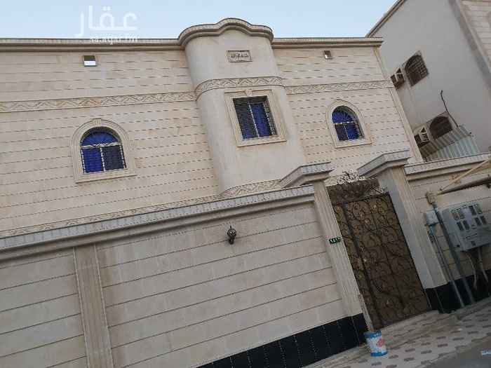 1517681 فيلا دورين بدرج داخلي في المقدمه وفي الخلف شقتين
موقعها مميز جدا مقابل مسجد وحديقه ومواقف ومركز تسوق وعدة خدمات أخرى.
الفيلا مكونه من دور ارضي : مجلس رجال وصالة طعام ومجلس حريم وغرفة بحمامها بالإضافة لوجود حمامين وبيت شعر .
الدور العلوي : غرفتين نوم مطبخ صالة غرفة شغالة دورتين مياه .
شقة الدور الارضي: مكونه من مدخلين و ثلاث غرف ومطبخ وصالة وثلاث دورات مياه .
وشقة الدور الأول: مكونه مدخلين واربع غرف ومطبخ وصالة كبيرة وثلاث دورات مياه .