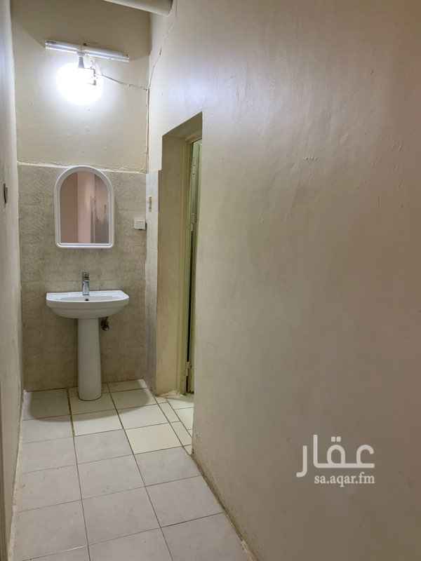 1700330 بيت شعبي نظيف و مجدد للايجار الشهري غرفتين وصالة ومطبخ وحمام وحوش وسطح السعر 600 ريال لشهر الموقع حي الصمد