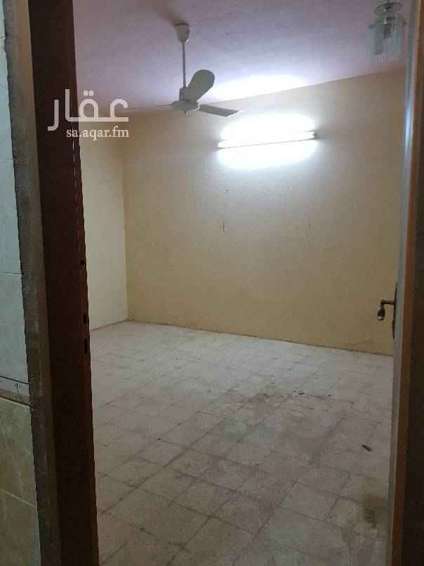 1504535 دور علوي مدخل خاص مع السطح وغرفة ودورة مياة في السطح نظيف