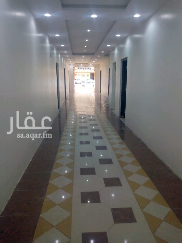 1648932 مكونه من ثلاث غرف وصاله وحمام ومطبخ مكيفات شباك ممتازه باركن سيارات ممتاز ومصعد خدمات متوفره حول العقار وبجانبك مسجد حول العقار عوائل حي اليرموك شارع الشهارين