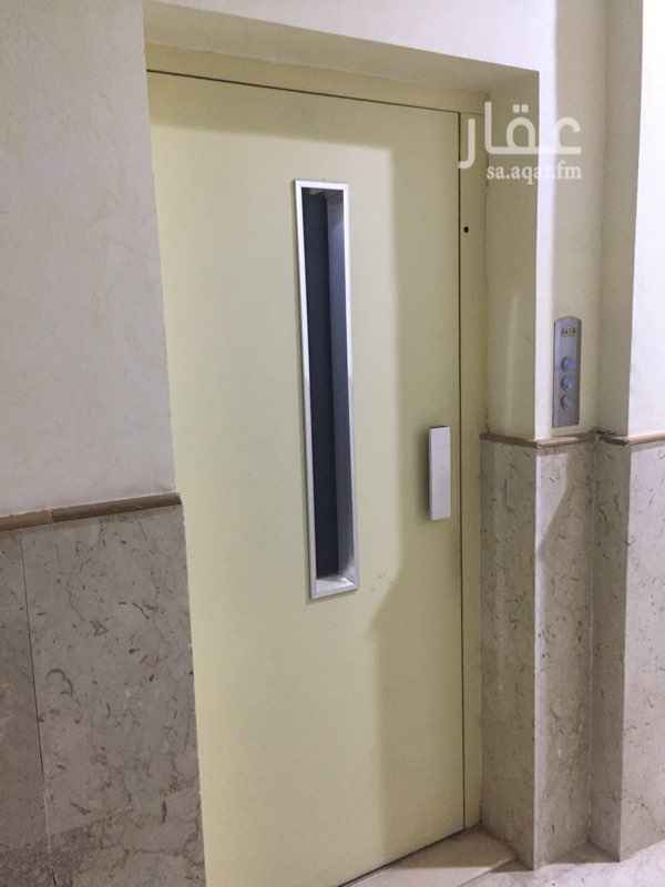 1562137 مكتب صغير في عماره مكتبيه مرخص من البلديه.
مكيفات سبيليت. ويوجد مصعد. المساحه ٥٠ متر.
