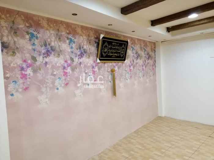 1533768 محل كنب واثاث وديكور ورق جدران وباركية للتقبيل مقابل أسواق مندرين على طريق المطار يحتوي المحل على حمام ومطبخ داخلي