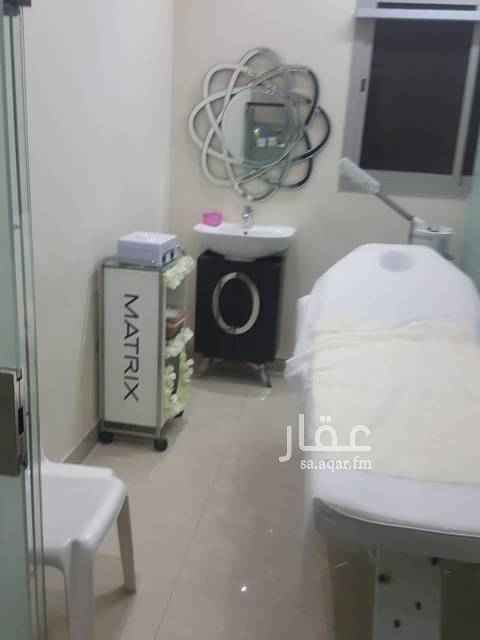 1437591 مشغل للتقبيل المساحه 200متر قيمة ايجار المحل ٩٠ ألف + شقه خلف المشغل سكن العاميلات غرفتين وصالة باقى فى العقد لحد رمضان التقبيل شامل العاميلات وعددهم ٥ عاميلات 2 فلبنيات و 1 اندونسيا و 1 إريتريا و 1سودانيه محاسبه السعر قابل للتفاوض