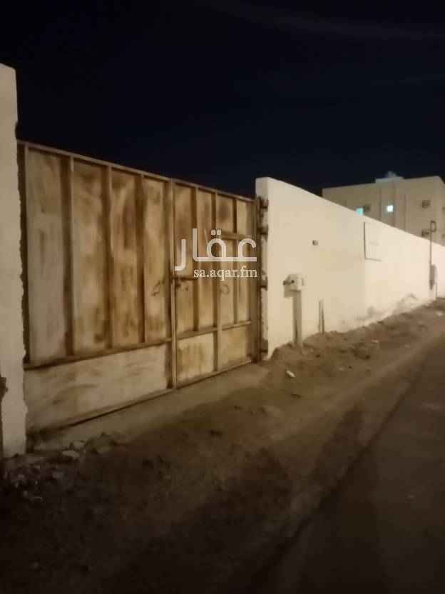 1745947 الأرض للايجار محوطه بالكامل ويوجد بها جميع الخدمات( مياه وكهرب) ويوجد شقه عمال كانو فيها منذ سنتين فيها ثلاث غرف بحماماتها ومطبخ) الموقع شرطه جازان حي السوس والكهرباء بينها ف النص الشارع المقابل لها