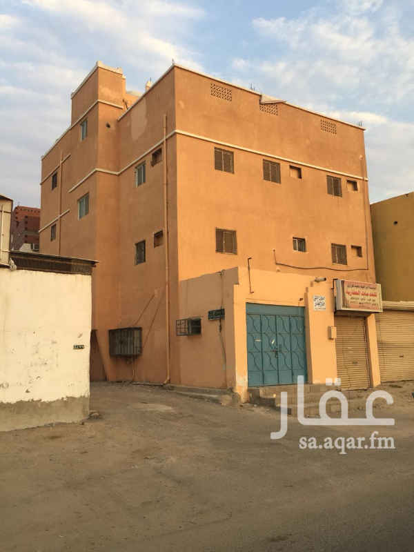 1722019 عمارة على شارع مجرى السيل مكونه من 3 ادور وملحق وعدد 3 محلات كل دور شقتين كل شقه مكونه من غرفتين وصاله ومطبخ و 2 دورات مياة الملحق 3 غرف ومطبخ وصاله و 2 دورات مياه وحوش سطح العماره مجدده بالكامل لمزيد من المعلومات التواصل على الرقم 0547322723