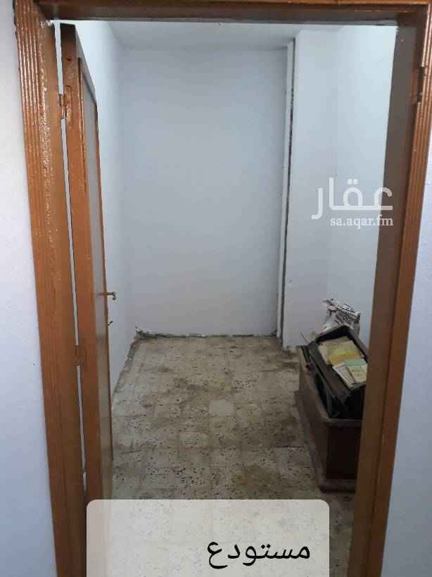 1632421 المنزل تم ترميمه بصوره جيده واصبح جاهز للسكن موقع الشقه ممتاز قريب من الجامع وايضا" مصلى العيد.
قريب من شارع الاربعين وشارع الثلاثين وقريب من المحلات الخدميه كالمغاسل والبقالات..... الخ
مدخل خاص للشقه + مستودع ارضى + عداد كهرباء مستقل
شارع هادئ جدا" + ملحق علوى بالسطح عباره عن غرفتين + ودورة مياه+ مطبخ + مضله بالامكان تأجيرها منفصله او ضمها الى الشقه وتاجيرها مع بعض لمستأجر الشقه وبسعر خاص لهما