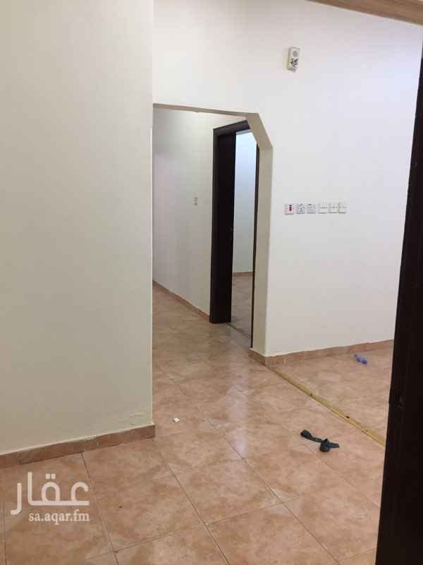 1743405 شقة للايجار ارضية مكونة من مجلس وصالة وغرفتين نوم ٢حمام بحى الخليج فى عمارة شارع جانبى بدون محلات