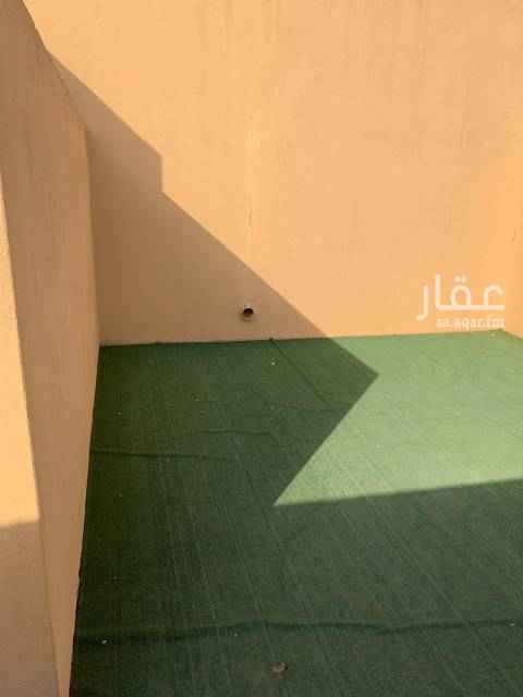 1646175 شقة للايجار اربع غرف مع سطح خاص ويوجد مطبخ راكب مع دورتين مياه في فيلا مساحتها واسعة والايجار للعوائل الصغيرة فقط