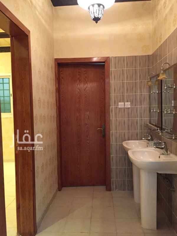1396324 غرفتين نوم
صاله
مجلس
مدخلين
دورتين مياة
بدون مكيفات
بدون مطبخ