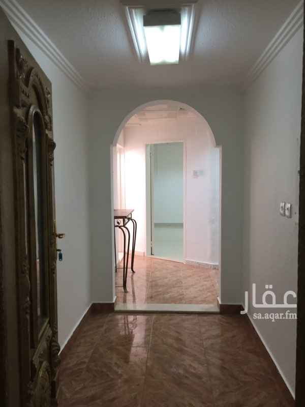 1521757 غرفتين نوم
صالة
دورتين مياة
سطح صغير