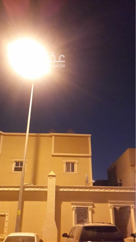 1750334 شقة كبيره بفيلا شبه جديده بالدور الاول
مجلس ومقلط وصاله وغرفتين نوم
مطبخ كبير غير راكب
ودورتين مياه وانتم كرامه