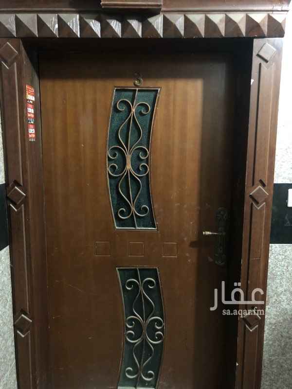1600161 الشقة مسكونة ومجددة .. موقف خاص .. مع غاز مركزي .. مكيفات مركبة ..الجبوس في السقف بأشكال عصرية .. العمارة على شارع تجاري يوجد فيه اغلب الخدمات اللازمة