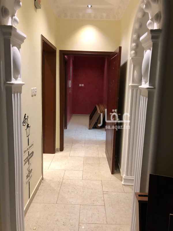 1600169 الشقة مسكونة ومجددة .. موقف خاص .. مع غاز مركزي .. مكيفات مركبة ..الجبوس في السقف بأشكال عصرية .. العمارة على شارع تجاري يوجد فيه اغلب الخدمات اللازمة