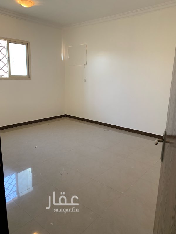 1691058 وصف الشقه
مدخل مستقل ايضا شارع عرض ٢٠
عباره عن دورين
الدور الاول من جهة اليمين مجلس مع دورة مياه مستقله وعلى اليسار مستقل صاله وغرفتان مع حمام مشترك ومطبخ
والدور العلوي
غرفه مع دورة مياه وسطح واسع