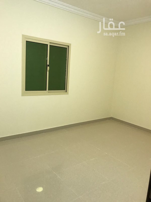 801792 غرفه ومطبخ ودوره مياه
الكهرباء والمويه والنظافه العامه علي المالك