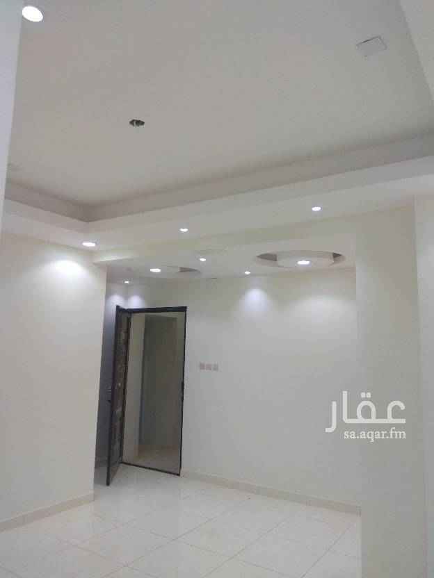 1472369 يوجد ثلاث شقق جديده كل شقه مكونه من خمس غرف و صاله وثلاث دورات مياه و مطبخ مجهز بدواليب
عداد كهرباء مستقل و خزان مستقل
يوجد مصعد