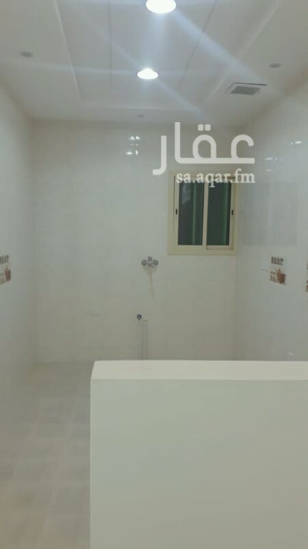 1410606 يوجد دور ارضي في حي الياسمين مربع 17 يتكون من ثلاث غرف نوم وصاله ومجلس ثلاث دور أن مياه غرف خدامه ومدخل سياره مكيفات ومطبخ غيرراغب يط