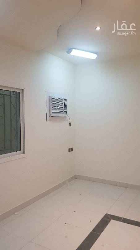 1760449 فيلا للايجار بحى الربيع الشرقى ممتازه تتكون من مجلس رجال وصاله ومقلط و٤ غرف نوم وغرفة خادمه وغرفة سائق مطبخ راكب مكيف مش كامله