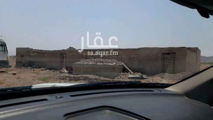 1702501 مزرعة يوجد بها بئر و مبنى به اربعة غرف وايضا حضيرة كبيرة للمواشي