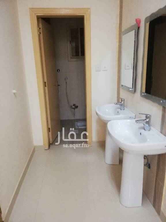 1411843 شقه دور ثاني ٤ غرف وفيهم غرفه بحمام و٢ حمام اخر مدخلين نظيف مره