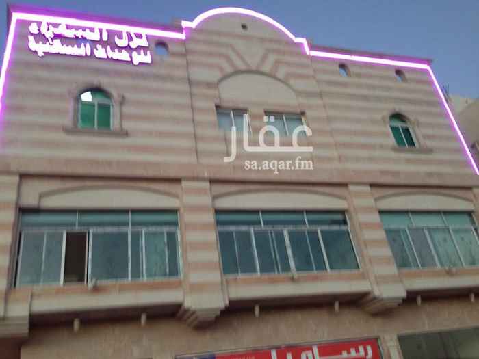 1342061 بسم الله الرحمن الرحيم
مبنى سكني تجاري للإيجار
الموقع
المدينه المنوره
يطل على طريق الملك عبدالله
قرب دوار الملك عبد العزيز
أ- شقق نظام سويتات
ب- معرض دورين مساحته اكبر من 1000م٢
ج- بدروم للسيارات إضافة مواقف خارجيه
مواصفات المبنى
1- يطل على شارعين شمالي وغربي ويكسوه رخام وحجر
2- مذود ب11 عداد كهرباء
3- مذود بأجهزة الإنزار والإطفاء
4- يوجد مصعدين بحاله ممتازه
5 - جميع الغرف مكيفه
6- شاشات تلفزيونيه للغرف وللمراقبه الخارجيه والداخليه