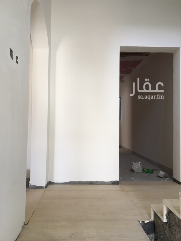 1537480 • شقة علوية : مكونة من ٣ غرف ٣ دورات مياه ، وغرفة خادمة في السطح مع دورة مياه ومساحة ممتازة لاستغلالها في السطح ، ومجلس ومقلط وصالة ومطبخ وغرفة غسيل .
• تتكون العمارة ايضا من شقه ارضية اوسع من العلوية وتختلف قليلا وتحتوي على كراج وحوش ، في حال الرغبة بشراء العلوية والارضية معا سوف يكون الاجمالي مليون ريال.
• البناء شخصي من ناحية المواد والخامات ، في التشطيبات الاخيرة .. الشقة تكون جاهزة في شوال باذن الله .
• للاستفسار الرقم بالاسفل ..