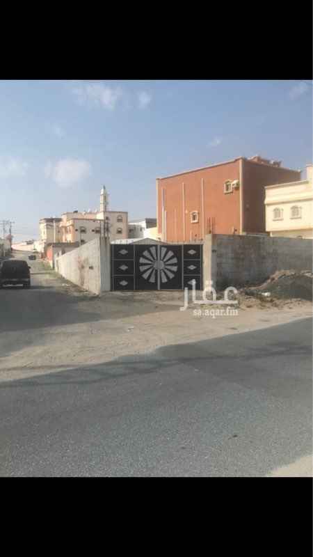 1261393 حوش بالحرزات حي الشهاريه في داخل حي سكني على ثلاث شوارع واحد منها تجاري ، قريب من مسجد الحي ، مساحته 1450 ، جزء من الحوش تم بناء غرفتين ومطبخ وحمام وصاله ، مساحة البناء 110، يوجد كهرباء 100 امبير الجهد الجديد انسامت قبل سنه ونص ب500 الف وقبل اسبوعين ب380 الف المطلوب نهائي 430 قابل للتفاوض المعقول