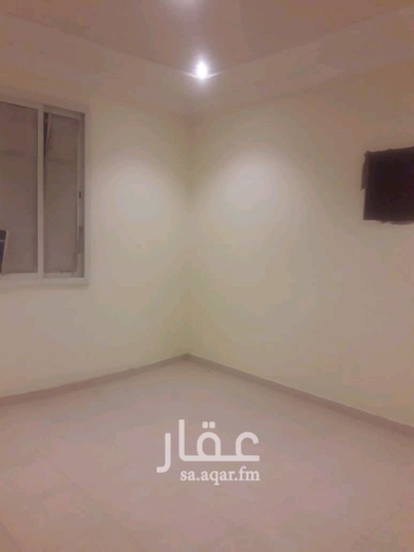 1288565 شقه عوايل في فيلا بالدور الأول....غرفه وصاله ومطبخ صغير في الممر ودورة مياه ...راكب مكيفات...