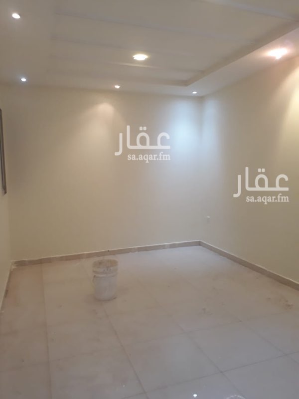 1703031 الشقه لها سطح خاص فيها
ومجدده بوياتاها بالكامل
تتكون من ٣ غرف وصاله وحمامين ومطبخ
الغرف واسعه ..