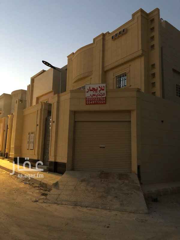 1717296 فيلا جديده في حي الحزم موقعه علي شارعين مقابله مسجد ومتميزه عنده الخدمات دور ارضي مع مسروق المجالس والاستقبال تحت والغرف النوم فوق زايد غرفه الشغاله وغرفه الملابس في الدور الثالث مع السطح زايد غرفه للسوائق
وموجود شق علويه مكونه من دورين نظام جديد ايجارها بي ٢٢ الف