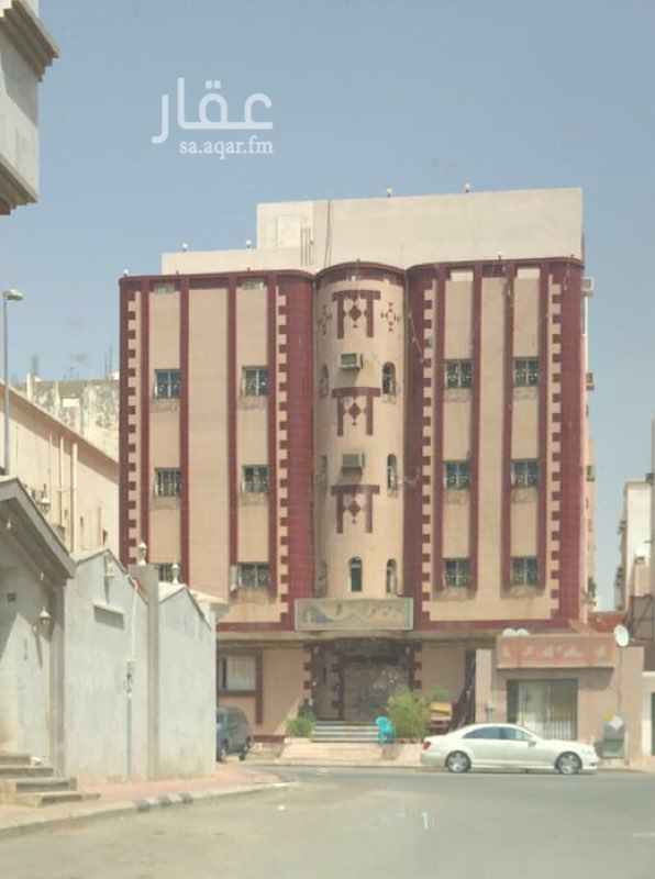 1583912 اربع شقق وملحق
يوجد مصعد
كل شقه مكونه من خمس غرف وصاله ومطبخ وثلاث حمامات