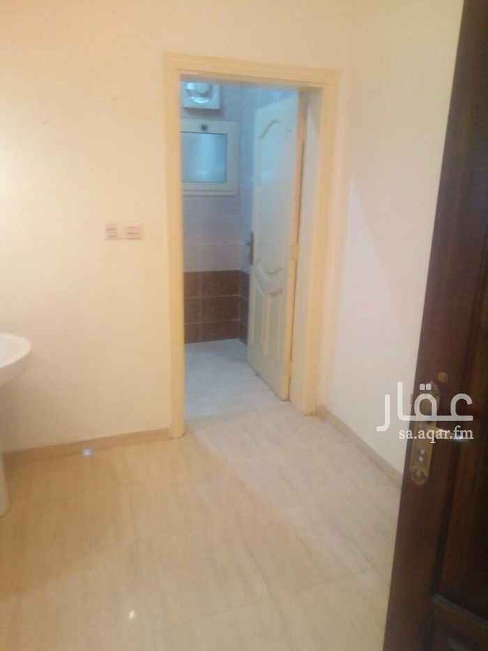 1622952 شقه مكونه من مدخلين 4غرف وصالتين و3حمامات ومطبخ
