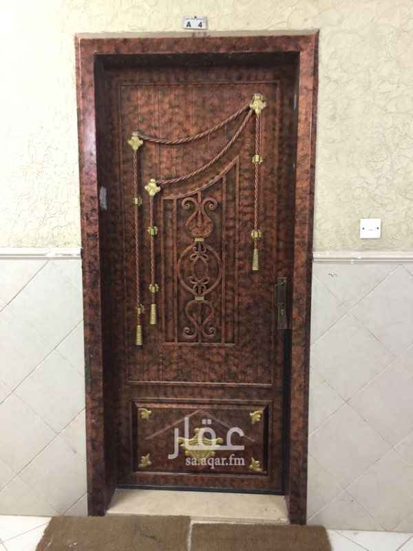 1586524 مساحتها 126
غرفتين وصاله ومجلس وغرفه خادمة أو تنفع مستودع
وثلاث حمامات
العمر اكثر من 10سنوات
الشقه الدور الأول
على السوم