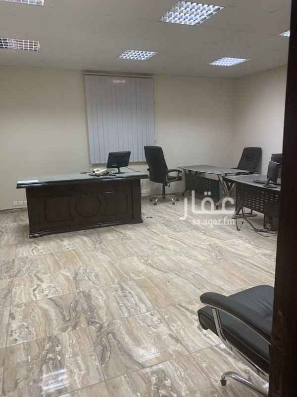 1586713 مكاتب للايجار طريق العيون الملبغ ٦٠ الف ريال ٤ مكاتب دورتين مياه افس