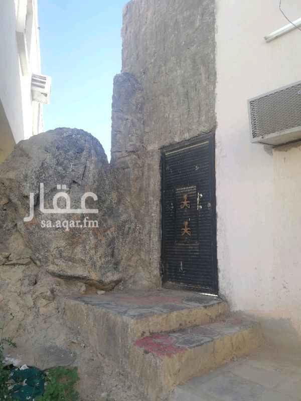 1282285 بيت اربع غرف و3دوراة مياة وصالة وحوش 3جهة +ملحق عبارة عن ستراحه صغيرة فيه غرفه ودورة مياه وجلسه مكشوف وسيرفيس مطبخ صغير وشلال على الواجهة بشكل الجبل سعر اليوم بنص القيمه البيت متعوب عليه
