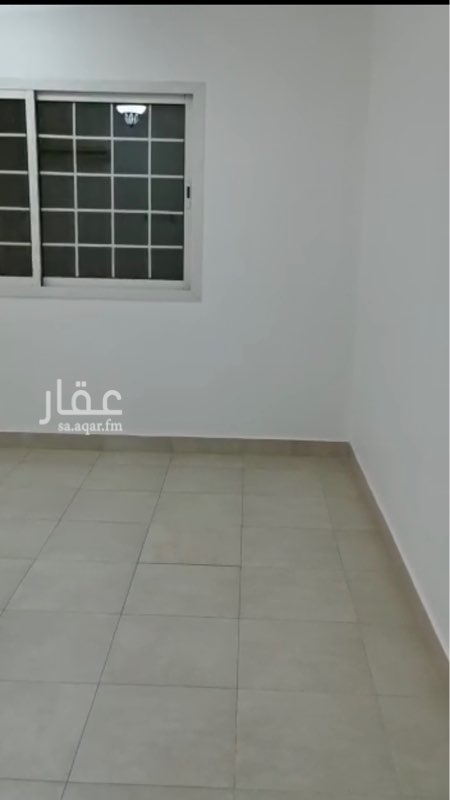 1646538 دور علوي مدخلين رجال ونساء ويتكون من مجلس ومقلط وصالة وعدد ٢ غرفة نوم و٣ دورات مياة ومطبخ بحي الندى بالقرب من طريق الأمير محمد بن سلمان وحالته جيدة جدا وعمر العقار ٥ سنوات ، ويوجد به مكيفات ومطبخ راكب . المدخل الخارجي مشترك مع الشقة العلوية .