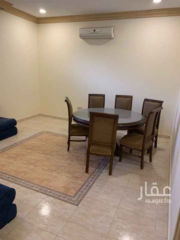 1754626 شقة بالدور الأرضي مكونة من غرفتين ومجلس وصالة كبيرة ومطبخ وثلاث دورات مياة وحالتها ممتازة ، ويوجد بها مطبخ ومكيفات