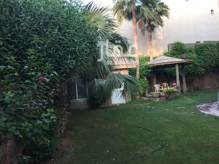 1586650 ڤيلا بتصميم رائع ومفتوح بالكامل للدور الأرضي الموضح بالصور، تأثيث كامل من دور عرض مرموقه،مطبخ مجهز بالكامل، تكييف مركزي الدور الارضي وسبيلت مخفي للغرف،حديقة خارجية ذات تصميم جميل.