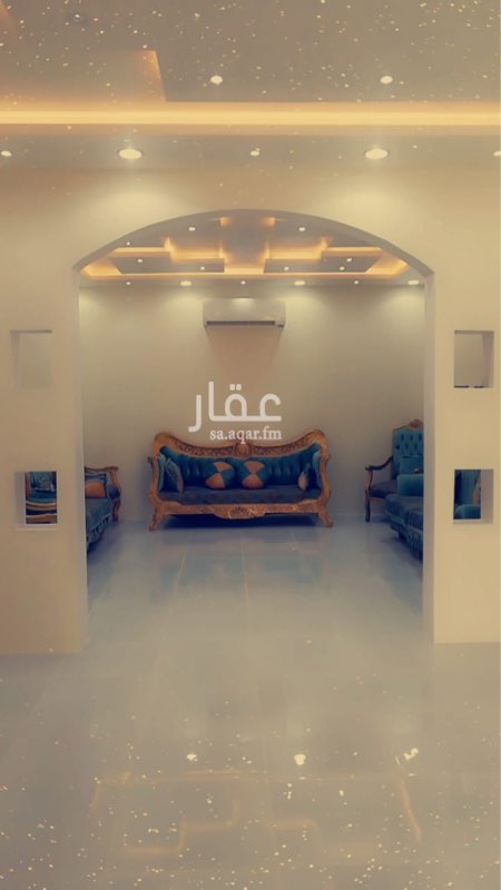 1685752 تتكون من قسمين
قسم الرجال : مجلس + مقلط + دورة مياة + حوش صغير به إنجيلة صناعية و شواية
مسبح مشترك بين القسمين
قسم النساء : مجلس نساء كبير + غرفة نوم رئيسية بودرة مياة + غرفة نوم أخرى + صالة + مطبخ أمريكي + دورتين مياة + حوش به إنجيلة صناعية و شلال