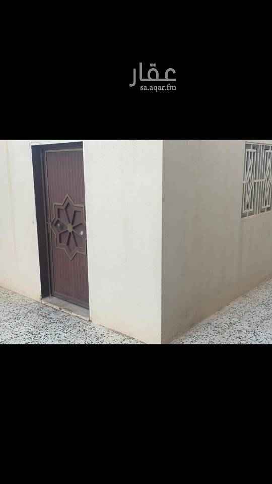 1668331 دور ارضي كبير للايجار فيها ملاحق نساء ورجال ويوجد مطبخين خارجي وداخلي الحوش كبير
سعر الايجار ٣٥ الف