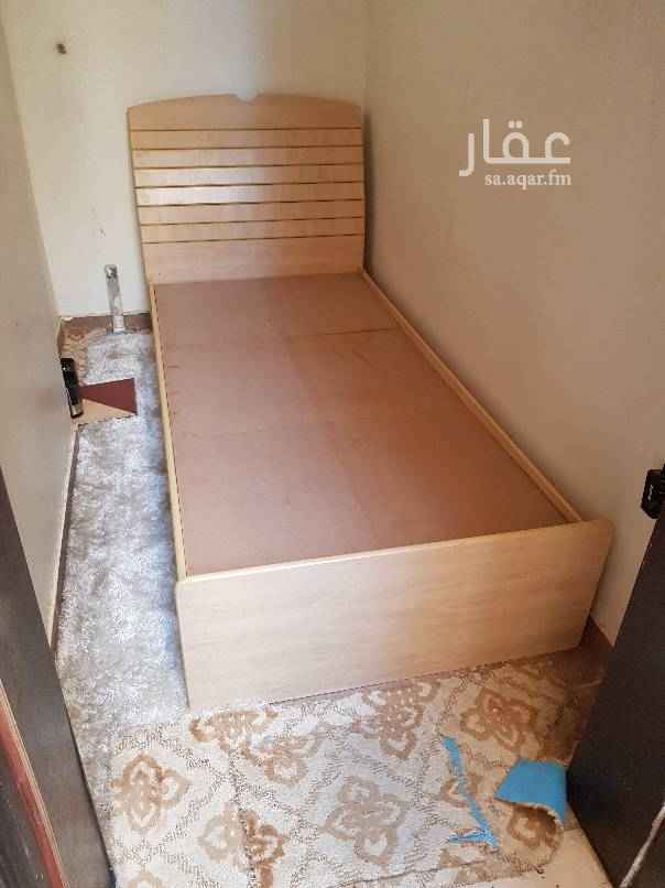 1504933 غرفة صغيرة للنوم فيها مكيف اسبليت وحمام خاص خارجي وموجود تأسيس ألياف بصرية