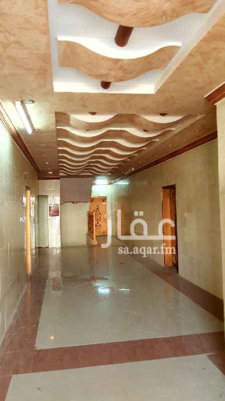 700533 شقة عوايل في عمارة عداد كعرباء منفصل مكونة من ٣ غرف وصالة ومطبخ و٢ حمام .. مجددة بالكامل من بويات وسباكة وكهرباء.الموقع شارع محمد اسماعيل الصنعاني .. حي الخليج