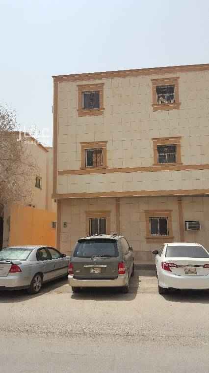 1582328 شقة عائلية في عمارة .عداد كهرباء مستقل .مكونة من ٣ غرف بدون صالة ومطبخ و٢ حمام . مجددة بويات بالكامل .شارع ابراهيم الفقية مع شارع الحسن بن حسين .حي الملك فيصل