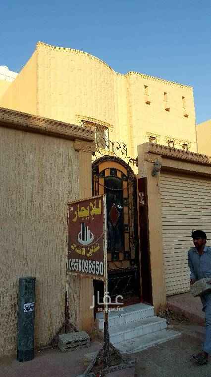 1697308 شقة عائلية بالسطح مكونة من ٣ غرف وصالة ومطبخ و٢ حمام .مجددة بويات بالكامل شارع الرشين حي اشبيلية