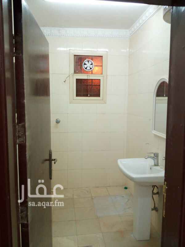 1291764 للإيجار شقة عوائل ٤ غرف وصاله ومطبخ و٢دورة مياه مدخلين استخدمت سنه الإيجار ١٥الف للتواصل ٠٥٥٠٠٩٩٩٣١