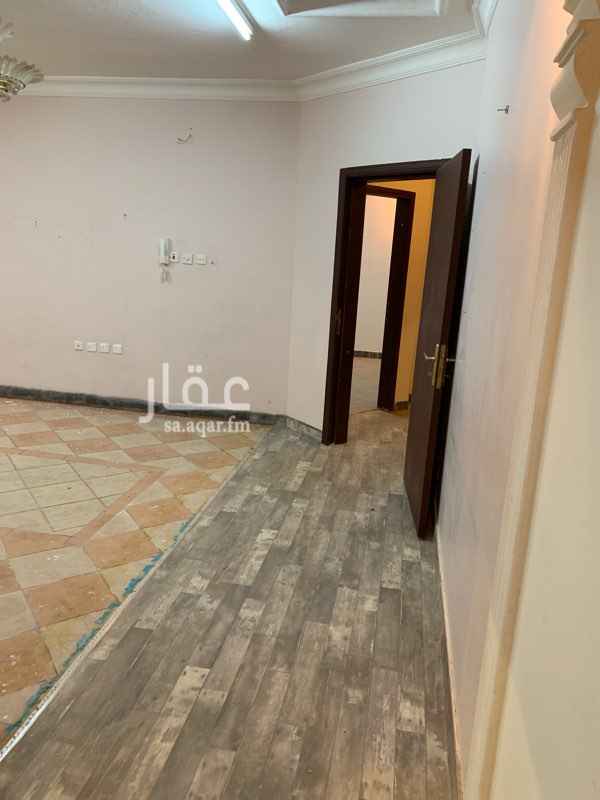 1691625 شقة دور ثاني مدخل خاص عبارة عن غرفتين وصالة ومجلس وثلاث دورات مياة فيها سطح صغير وغرفة للخادمة ودورات مياة بحي الجزيرة