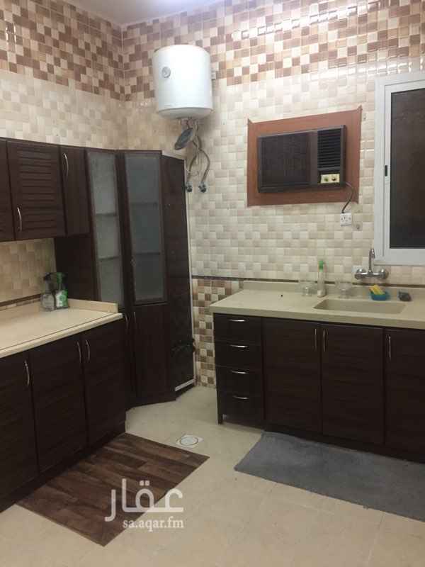 1581686 شقة عوائل للايجار الدور العلوي 2 غرفة نوم ومجلس وصالة ومطبخ راكب ومكيفات راكبه الايجار السنوي 20 الف