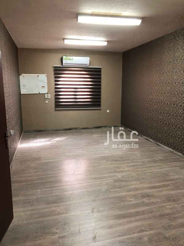 1287188 ٣ غرف وصالة وحمامين ومطبخ. يوجد فيها مكيفات سبليت.