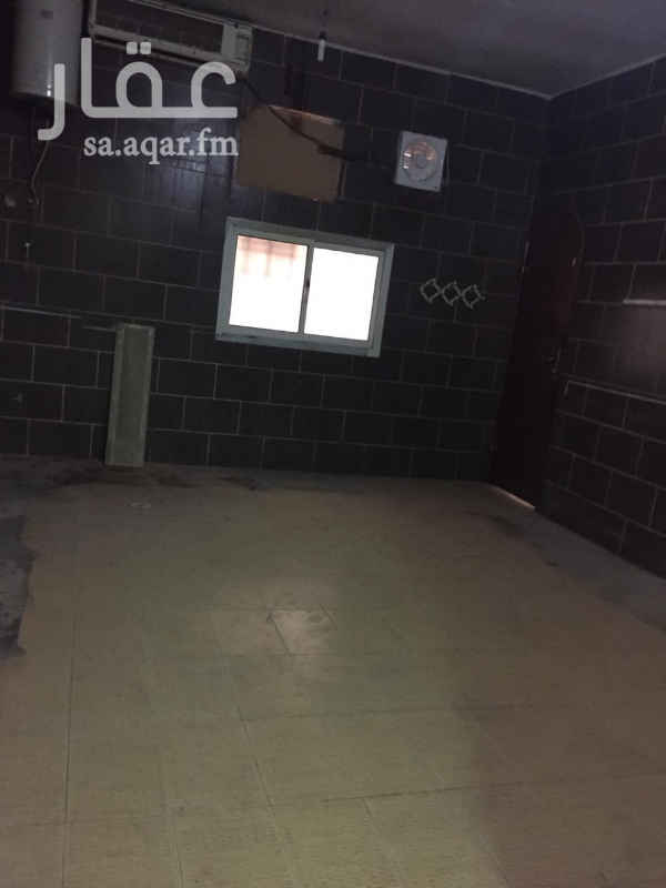 1754610 دور ارضي يتكون خمس غرف وصاله وثلاث حمامات يوجد في بعض الغرف مكيفات يوجد مدخل سياره